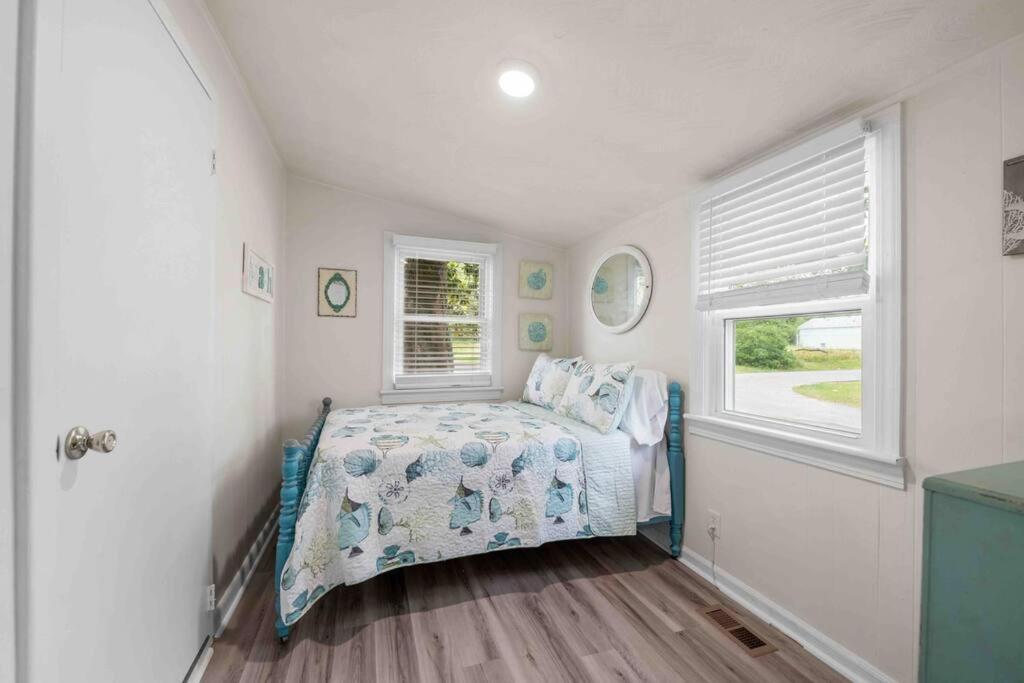 נורפולק Beach Bungalow - 1 Block To Beach - Pets Welcome! מראה חיצוני תמונה