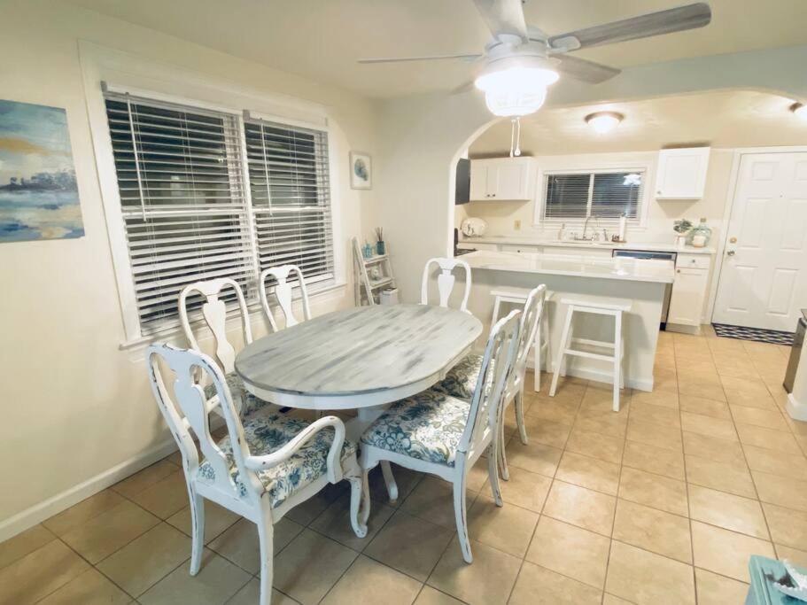 נורפולק Beach Bungalow - 1 Block To Beach - Pets Welcome! מראה חיצוני תמונה