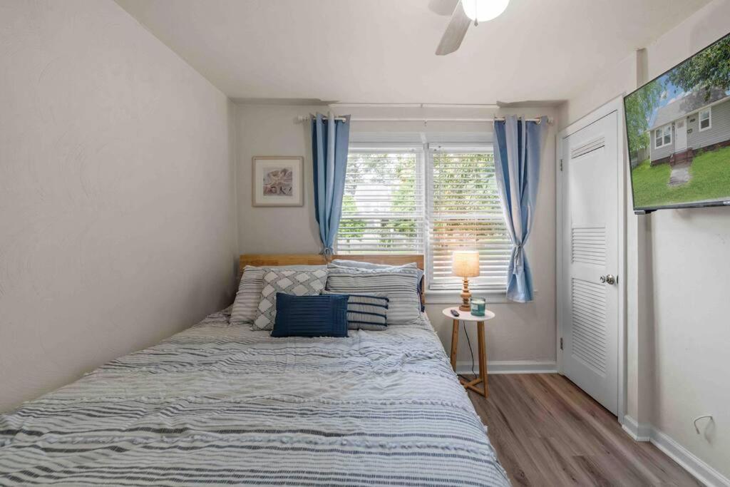 נורפולק Beach Bungalow - 1 Block To Beach - Pets Welcome! מראה חיצוני תמונה